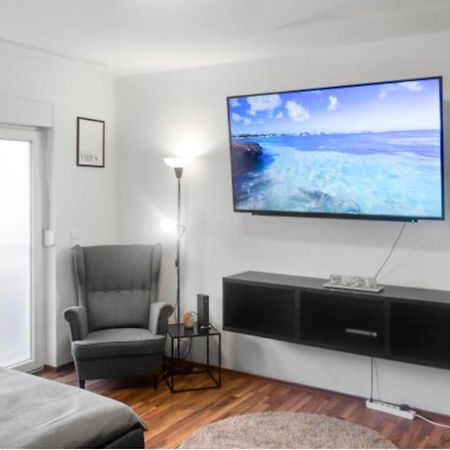 Ferienwohnung Relax Oasis With 65 Smarttv, Kitchen And Balcony Duisburg Exterior foto